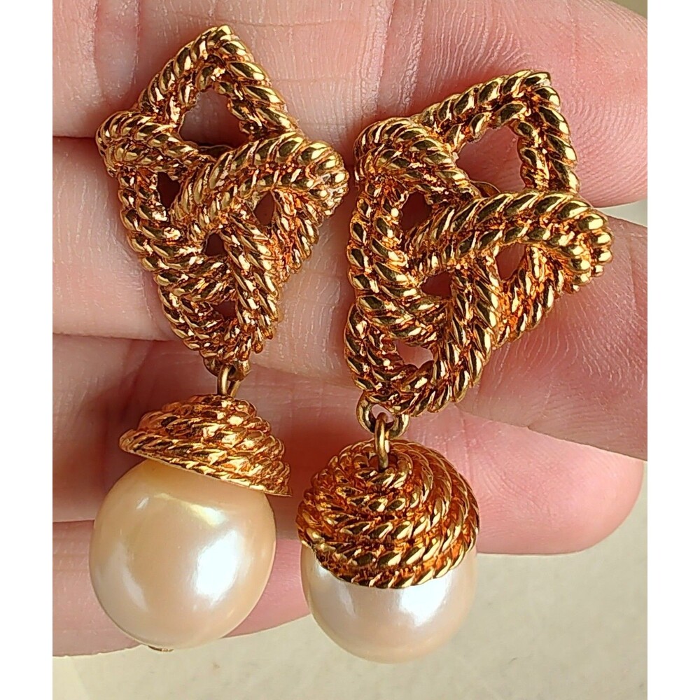Vtg Avon Earrings Gold Tone Faux Pearl Dangle Drop Clip On Textured Celtic Knot - Picture 2 of 3